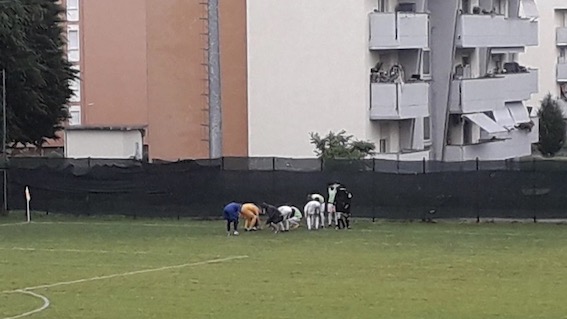 Arona, si rompe faro dello stadio durante il temporale
