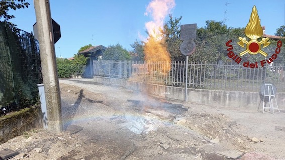 Comignago, incendio dovuto a fuga di gas dopo scavi