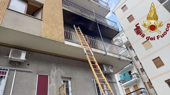 Arona, incendio in un ufficio. Foto