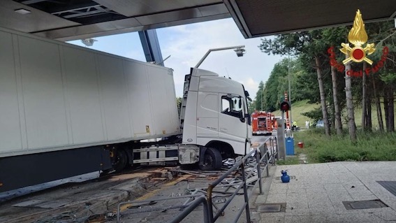 Incidente autonomo alla barriera della A26: le foto