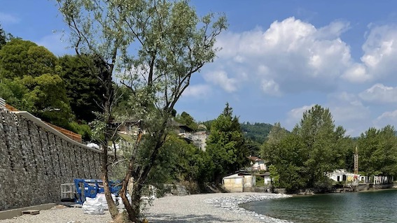 Arona, proseguono il lavori alla spiaggia fra la Nautica e il Cit