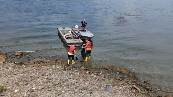Arona, recuperati rifiuti emersi dal lago