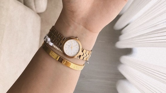 Arona, giovane ruba orologio ad una donna in pieno centro
