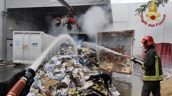 Paruzzaro, fiamme in un container compattatore