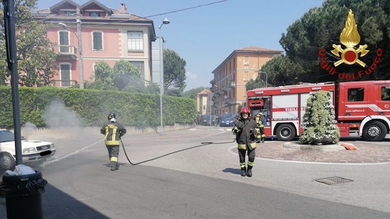 Arona, auto s'incendia in una rotatoria