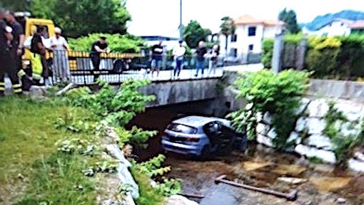 Arona, auto sfonda staccionata e finisce nel torrente
