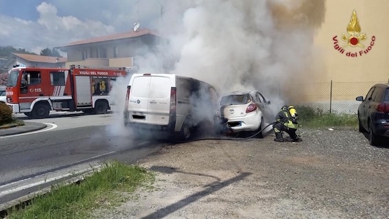 Invorio, furgone in fiamme: coinvolte altre auto. Foto