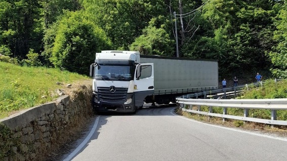 Meina, camion incastrato