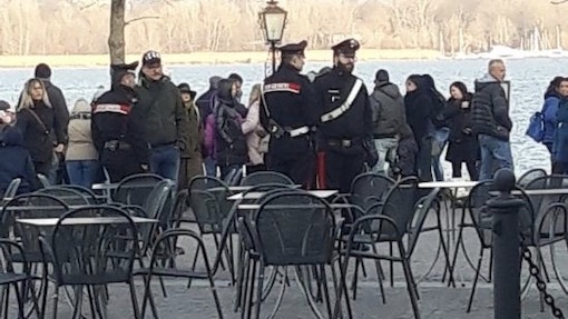 Arona, in stato di ebbrezza contromano sul lungolago