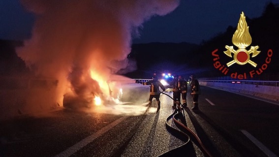 Auto in fiamme in autostrada: intervento dei vigili del fuoco