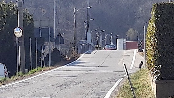 Varallo Pombia, riaperto a doppio senso di circolazione il ponte ferroviario sulla SS336