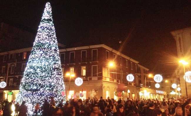 Arona, si accende il grande albero di Natale