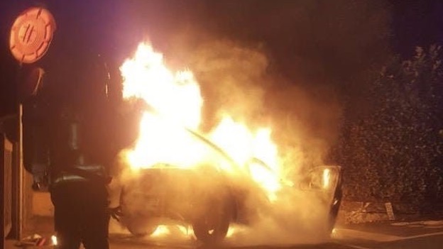 Auto in fuga dai carabinieri si schianta e prende fuoco