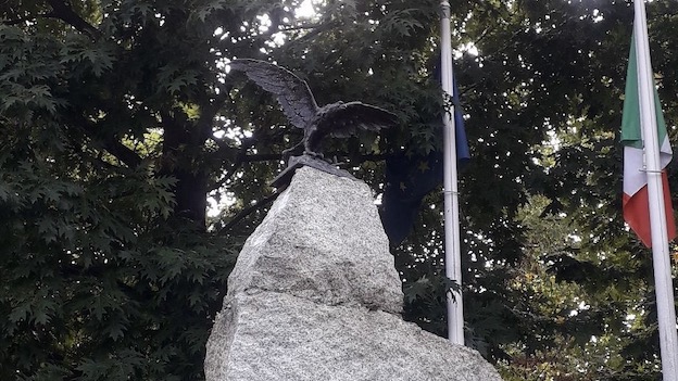 Arona, l'aquila è tornata sul monumento degli Alpini