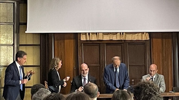 Arona, Giovanni Grasso ha presentato il libro “Icaro, il volo su Roma”