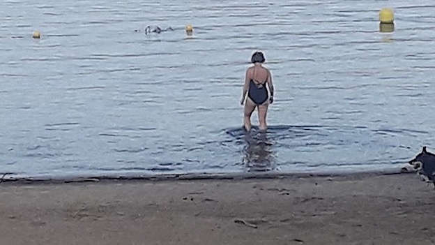 Arona, bagni nel lago fuori stagione
