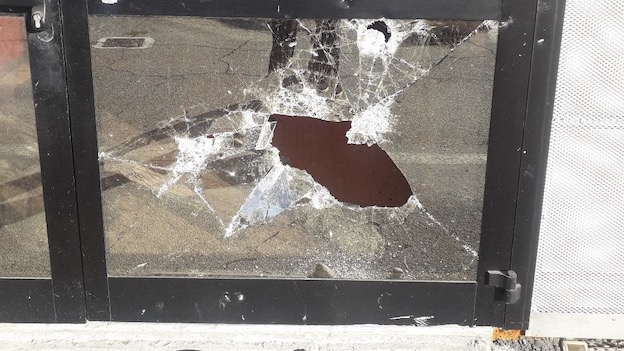 Castelletto Ticino, vandalismi al palazzetto di via del Lago