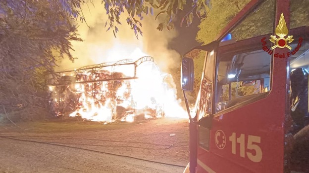 Castelletto Ticino, incendio di rotoballe. Intervento dei vigili del fuoco - foto