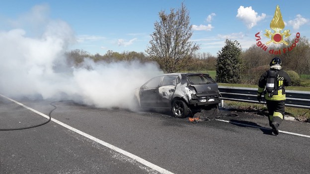 Borgo Ticino, auto in fiamme sulla variante della SS32