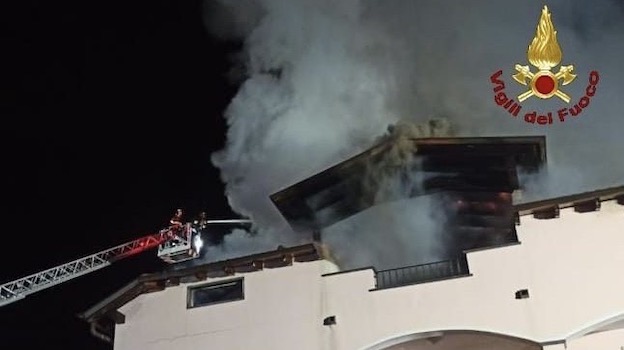 Oleggio Castello, incendio al tetto di un'abitazione