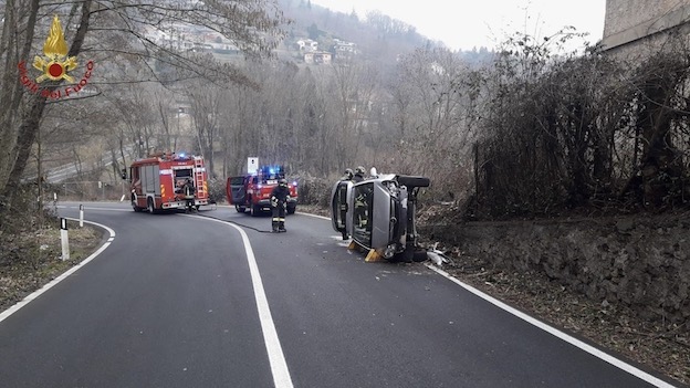 Arona, auto si ribalta in via Verbano