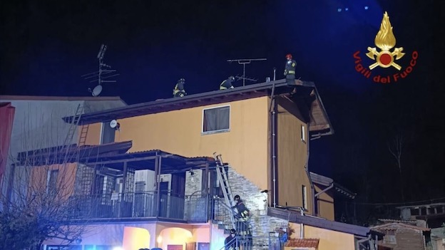 Comignago, incendio di un tetto