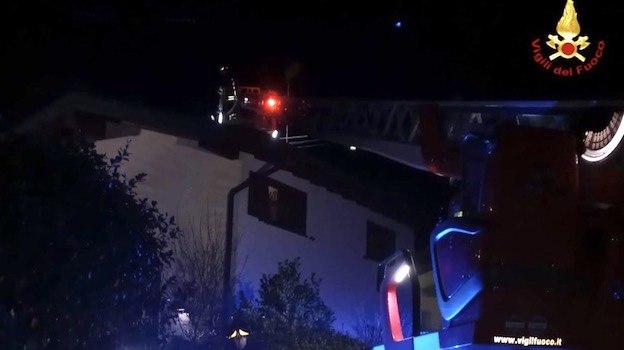 Invorio, incendio al tetto di un'abitazione