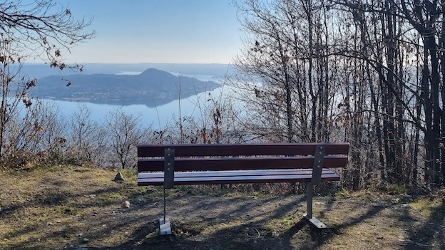 Lesa, associazione Insieme per Comnago rimette a nuovo le panchine