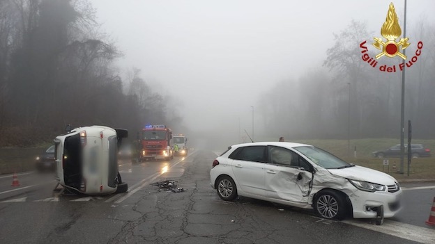Paruzzaro, incidente fra due mezzi: auto ribaltata