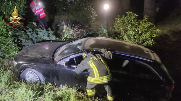 Incidente stradale a Oleggio Castello, auto finisce fuori strada
