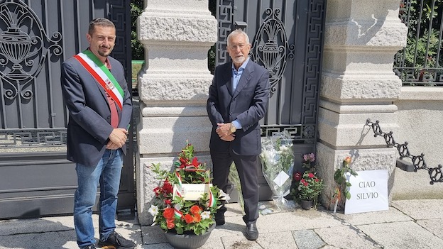 Lesa, fiori a Villa Campari per Silvio Berlusconi