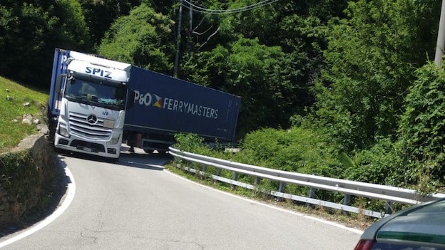 Mezzo pesante incastrato sulla strada Meina-Corciago