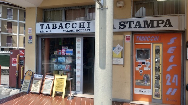 Arona, torna nei pressi dell'edicola dove malmenò i titolari. Nuova discussione