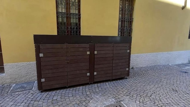 Arona, "isolette ecologiche" per i cassonetti delle attività