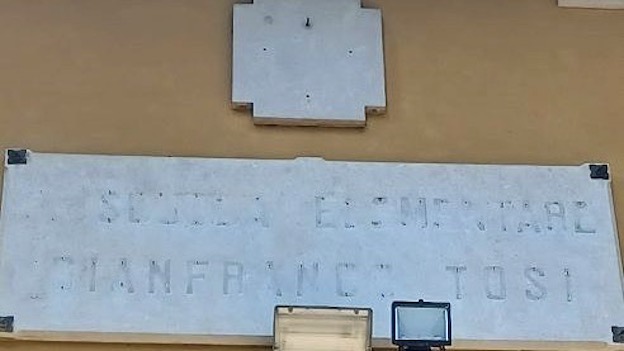 Belgirate, rubate le lettere in ghisa dalla targa della scuola