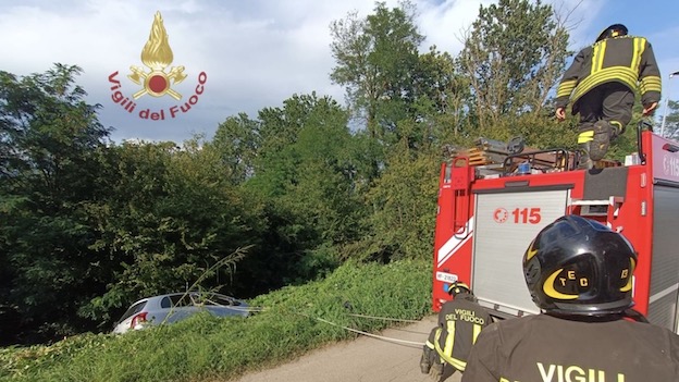 Incidente a Borgo Ticino, auto in bilico su una scarpata