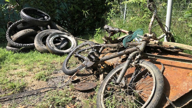 Arona, puliti fondali e spiaggia: trovati anche pneumatici e bici