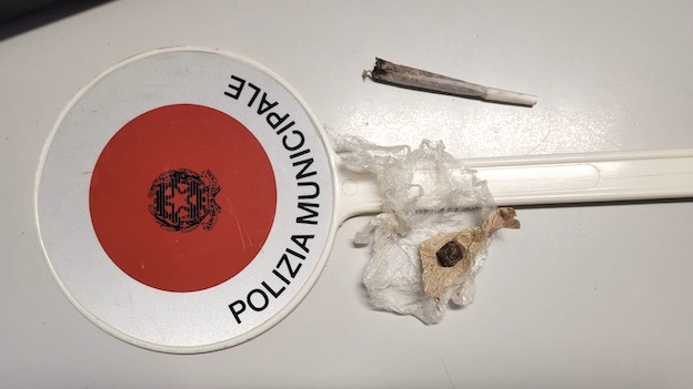 Controlli sulla SS33, la Polizia Locale Unione Comuni del Vergante trova stupefacenti