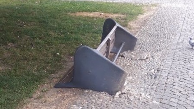 Arona, panchina divelta sul lungolago