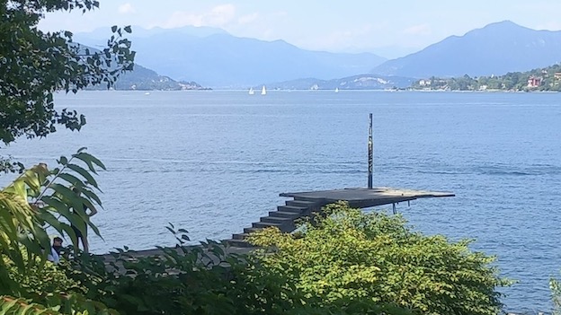 Arona, tuffi dalla piattaforma dismessa dell'area dell'ex Cit Bar
