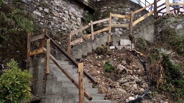 Arona, realizzata struttura della scala di accesso alla spiaggia delle Rocchette