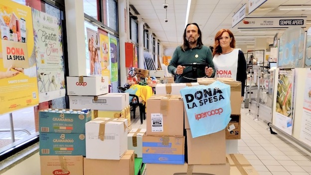 Arona, successo per il nuovo appuntamento con "Dona la spesa"