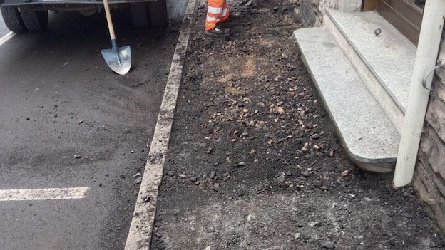 Arona, iniziati i lavori di rifacimento marciapiedi in via Torino