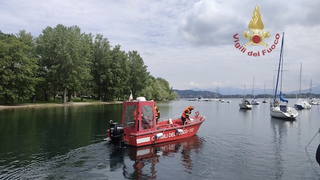 Arona, i vigili del fuoco recuperano natante alla deriva