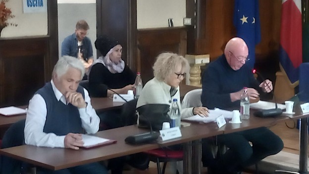 Arona, in consiglio dibattito su rifacimento marciapiedi