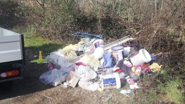 Meina, abbandono di rifiuti sulla strada Ghevio-Dagnente