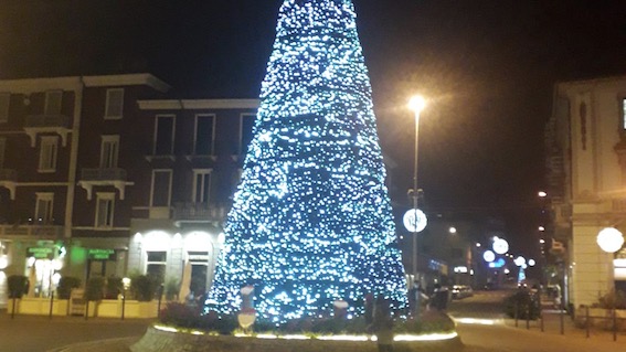 Arona, si accendono albero di Natale e  luminarie