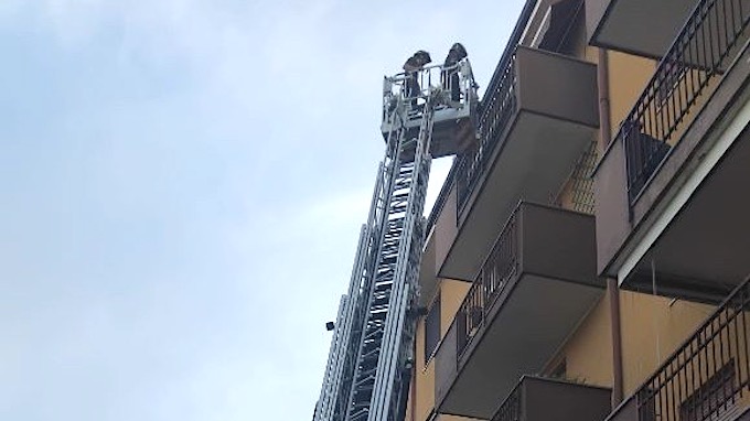 Chiavi lasciate nel garage chiuso, vigili del fuoco in azione per aprire appartamento