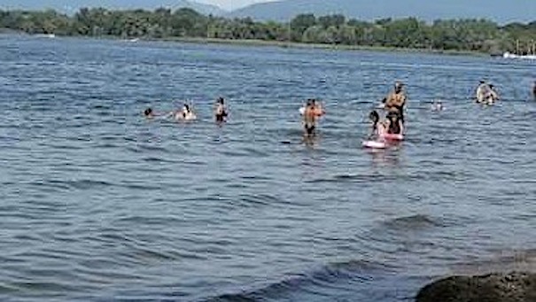 Arona, Punta Vevera. Legambiente: "Non bastano i cartelli divieto balneazione"