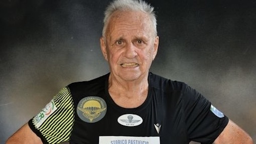 Riparte il tour del signor Alessandro (90 anni) a piedi per l'Italia: sarà ad Arona
